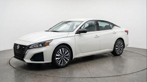Glacier White 2025 Nissan Altima SV FWD