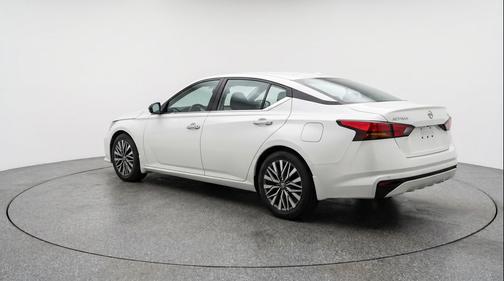 Glacier White 2025 Nissan Altima SV FWD