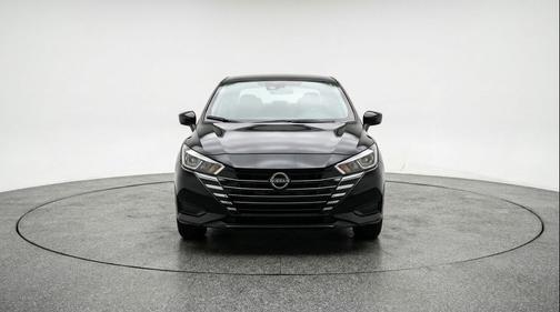 Super Black 2025 Nissan Versa 1.6 SV