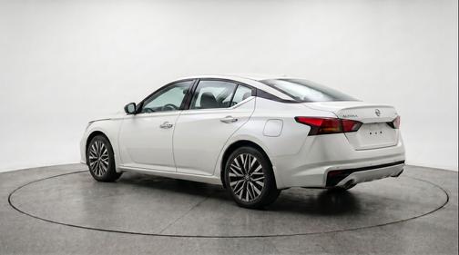 Glacier White 2025 Nissan Altima SV FWD