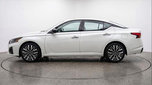 Glacier White 2025 Nissan Altima SV FWD