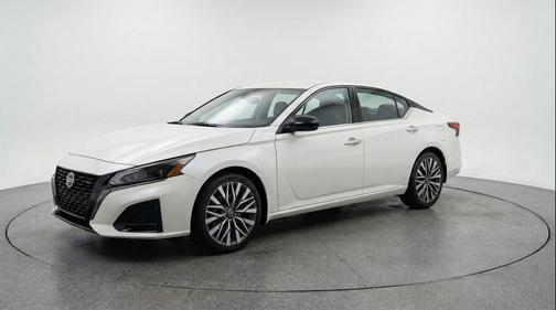 Glacier White 2025 Nissan Altima SV FWD