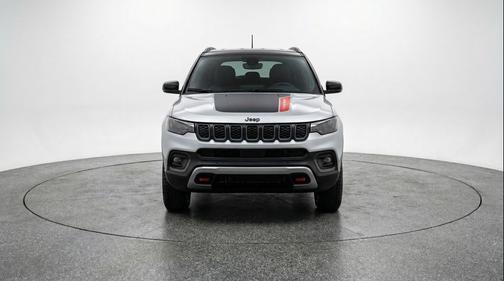 Silver Zynith Metallic Clearcoat 2025 Jeep Compass Trailhawk