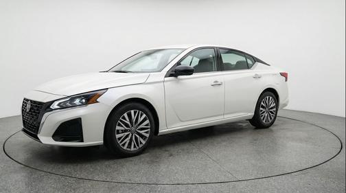 Glacier White 2025 Nissan Altima SV FWD