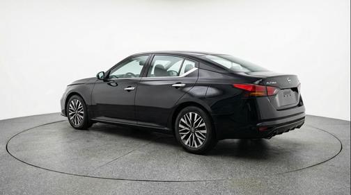 Super Black 2025 Nissan Altima SV FWD