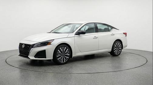 Glacier White 2025 Nissan Altima SV FWD