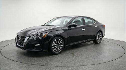 Super Black 2025 Nissan Altima SV FWD