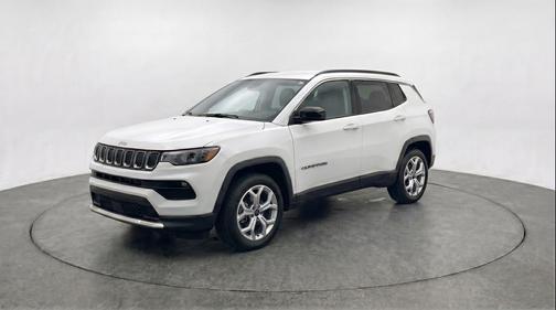 Bright White Clearcoat 2025 Jeep Compass Latitude