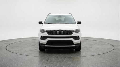 Bright White Clearcoat 2025 Jeep Compass Latitude