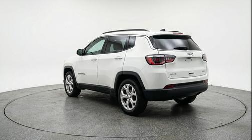 Bright White Clearcoat 2025 Jeep Compass Latitude