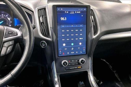 Iconic Silver Metallic 2022 Ford Edge Titanium