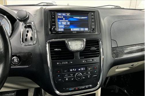 2016 Chrysler Town & Country Touring-L