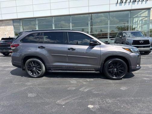 Predawn Gray Mica 2019 Toyota Highlander SE