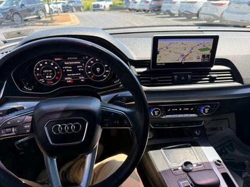 Daytona Gray Pearl Effect 2020 Audi Q5 45 Titanium Premium