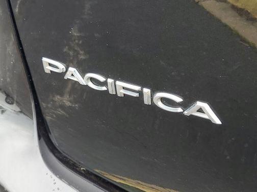 Brilliant Black Crystal Pearlcoat 2023 Chrysler Pacifica Touring-L