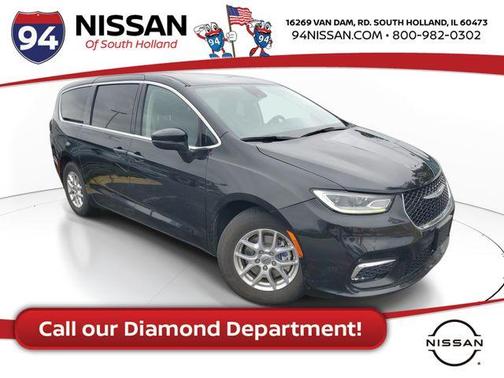 Brilliant Black Crystal Pearlcoat 2023 Chrysler Pacifica Touring-L