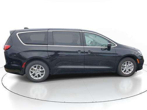 Brilliant Black Crystal Pearlcoat 2023 Chrysler Pacifica Touring-L