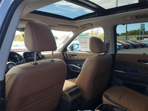 2025 Nissan Pathfinder Platinum