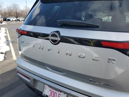 2025 Nissan Pathfinder SL