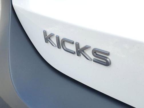 Aspen White Tri 2025 Nissan Kicks SR
