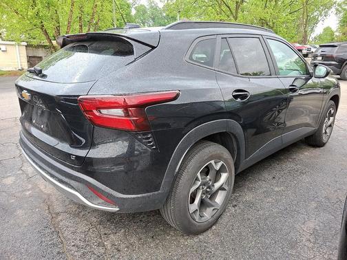Mosaic Black Metallic 2024 Chevrolet Trax LT