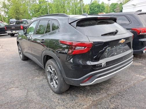 Mosaic Black Metallic 2024 Chevrolet Trax LT