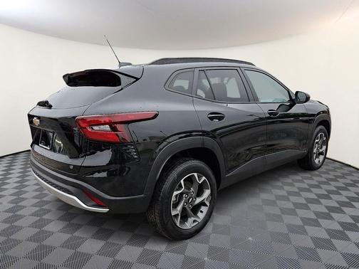 Mosaic Black Metallic 2024 Chevrolet Trax LT