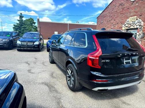 2016 Volvo XC90 T6 Momentum