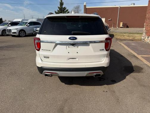 White 2017 Ford Explorer Platinum