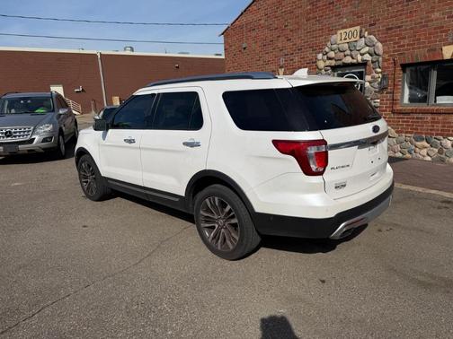 White 2017 Ford Explorer Platinum