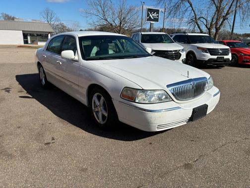 White 2006 Lincoln Town Car Signature