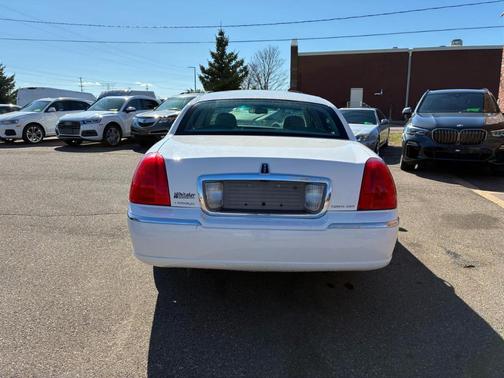 White 2006 Lincoln Town Car Signature