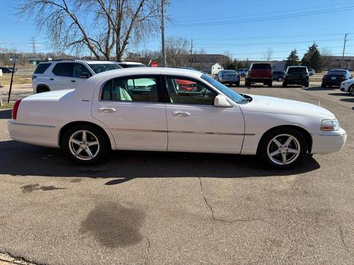 White 2006 Lincoln Town Car Signature