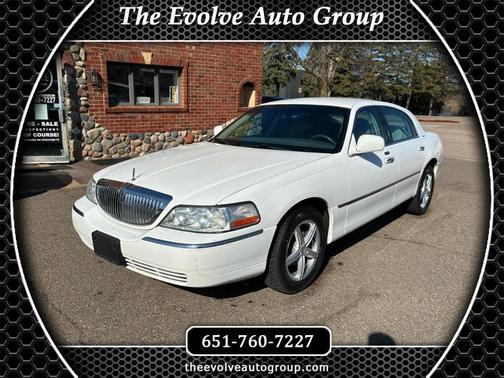 White 2006 Lincoln Town Car Signature