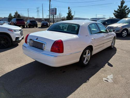 White 2006 Lincoln Town Car Signature