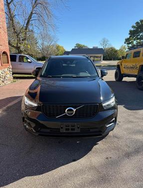 2022 Volvo XC40 T5 R-Design