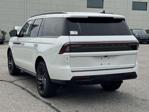Pristine White Metallic Tri-Coat 2026 Lincoln Navigator Reserve
