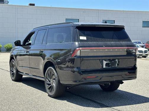 Infinite Black Metallic Clearcoat 2026 Lincoln Navigator Reserve