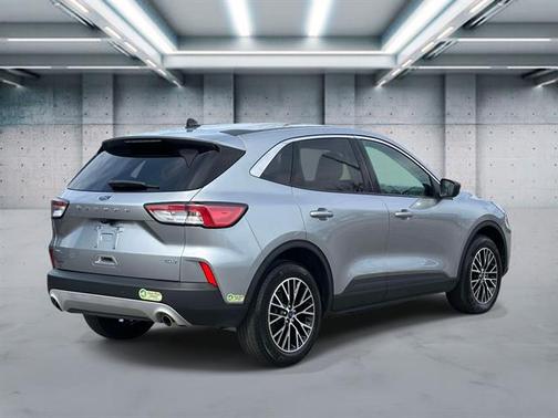 Iconic Silver Metallic 2022 Ford Escape SE