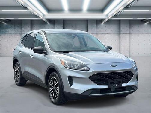 Iconic Silver Metallic 2022 Ford Escape SE
