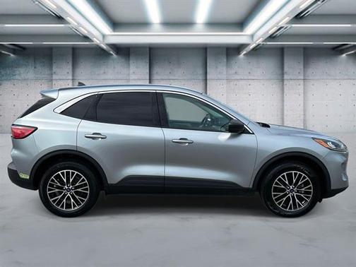 Iconic Silver Metallic 2022 Ford Escape SE