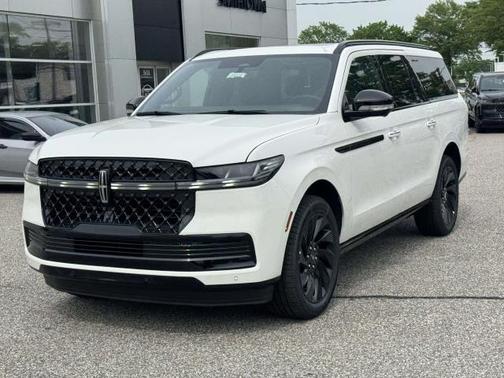 Pristine White Metallic Tri-Coat 2026 Lincoln Navigator Reserve