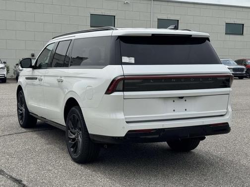 Pristine White Metallic Tri-Coat 2026 Lincoln Navigator Reserve
