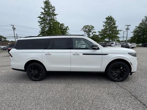 Pristine White Metallic Tri-Coat 2026 Lincoln Navigator Reserve