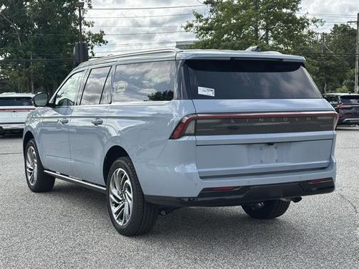 Gray Mist Metallic Tri-Coat 2027 Lincoln Navigator Reserve