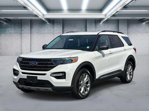 Star White Metallic Tri-Coat 2023 Ford Explorer XLT
