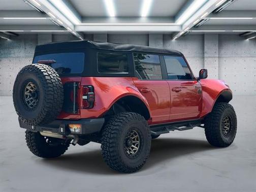 RED 2022 Ford Bronco Outer Banks