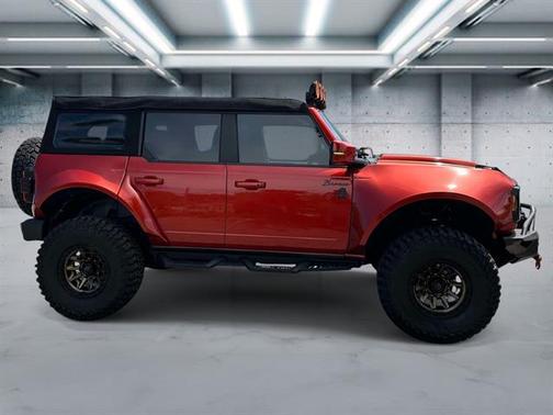 RED 2022 Ford Bronco Outer Banks
