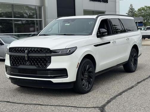 Pristine White Metallic Tri-Coat 2026 Lincoln Navigator Reserve