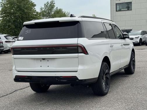 Pristine White Metallic Tri-Coat 2026 Lincoln Navigator Reserve